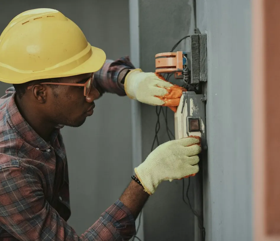 Elektriker bei der Arbeit an einer Verkabelung