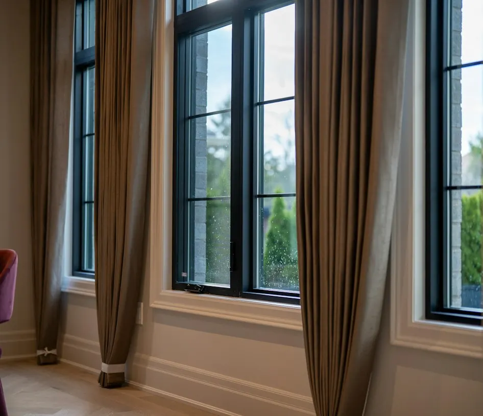 Hohe Fenster mit schwarzen Rahmen in einem Wohnraum