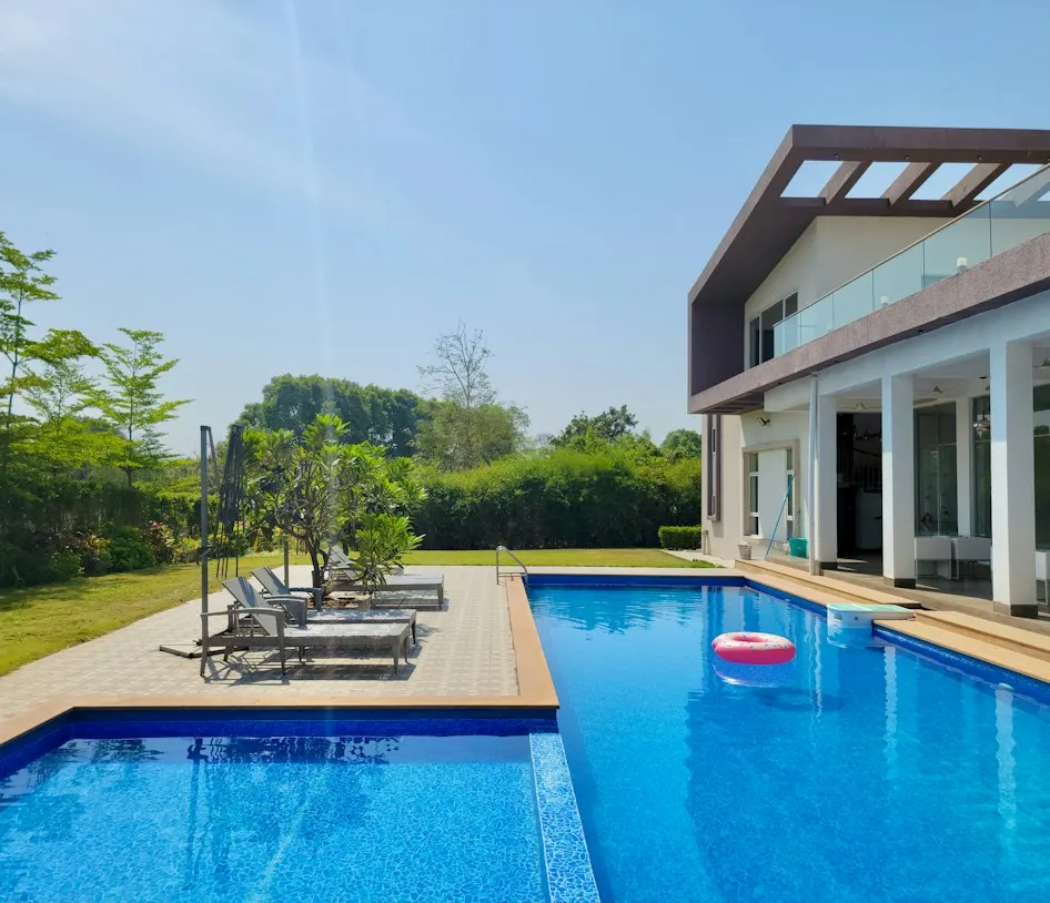 Pool mit Holzdeck im Garten eines modernen Hauses