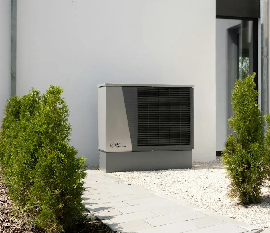 Wärmepumpe an der Außenwand eines Wohnhauses